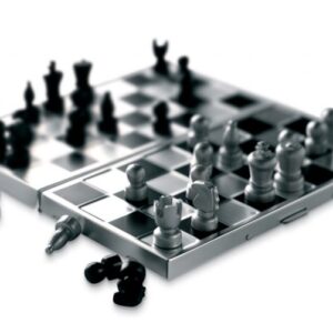 Aluminium chess game with 32 pieces. Size 14,2×7,4×1,7cm
